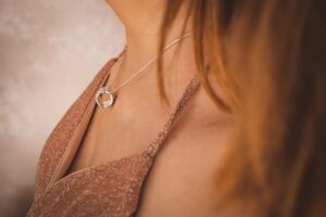 デコルテのくすみの原因は何ですか？