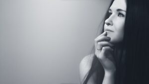 デコルテの老化を防ぎ姿勢を改善する方法は？