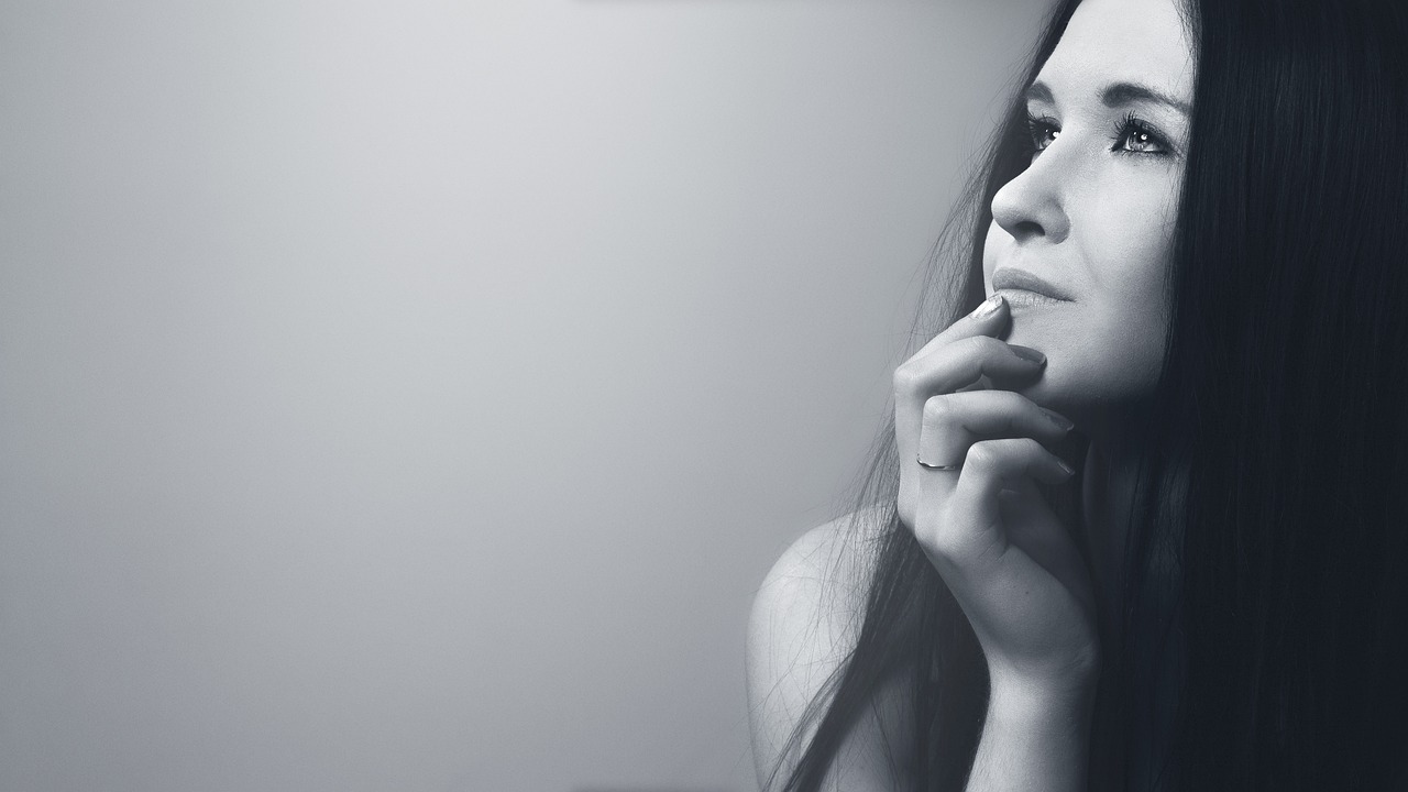 デコルテの老化を防ぎ姿勢を改善する方法は？