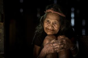 首や手の甲、デコルテのエイジングケアはどうすれば効果的？