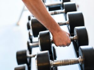 首の縦筋が目立つ原因は何？あなたの悩みを解消するヒントがここに！