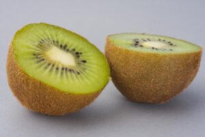 手の甲が痩せて老けるのはなぜ？効果的な対策とは？